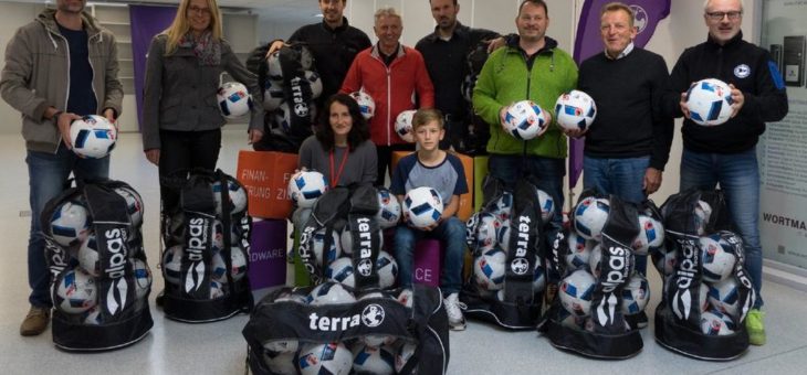 WORTMANN AG spendet Fußbälle an lokale Schulen