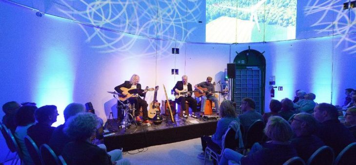 Viel akustische Energie bei landesweit einmaligem Konzert „WindkulTURM“ –  Kabarett und Musik in Windkraftanlage
