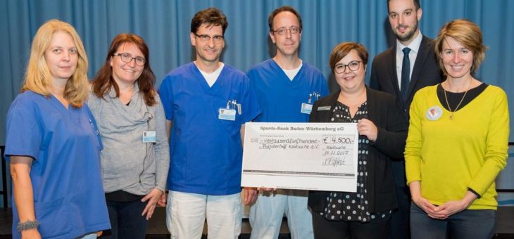 Die Karlsruher Filiale der Sparda Bank spendet 4.500 Euro an Frühchentreff Karlsruhe e.V.