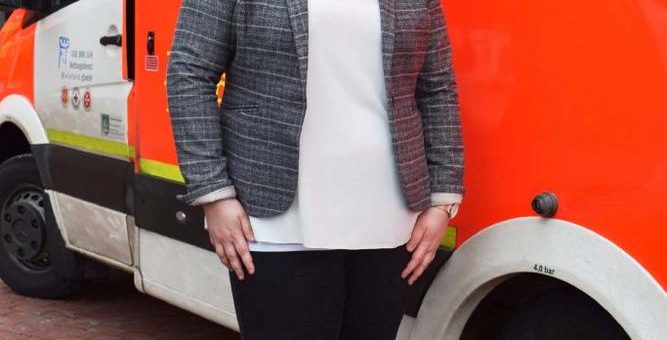 Zukünftige Gesundheits- und Krankenpflegerin leistet lebensrettende erste Hilfe