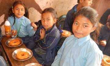 Nepal: 20 Cent machen Schulkind satt