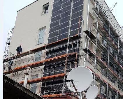 Solaranlage mit Photovoltaik – Wandfassade erzeugt Strom