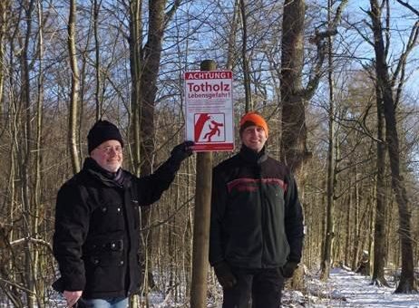 Neue Schilder im Naturschutzgebiet warnen vor herabstürzenden Ästen und morschen Bäumen