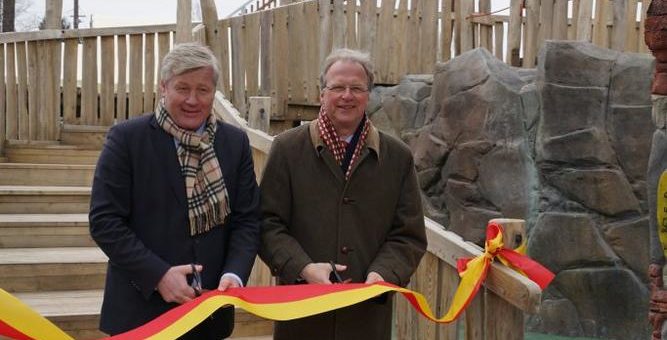 Dr. Bernd Althusmann, niedersächsischer Wirtschafts-, Arbeits- und Verkehrsminister eröffnete Deutschlands erste Achterbahn in einem Ferienpark