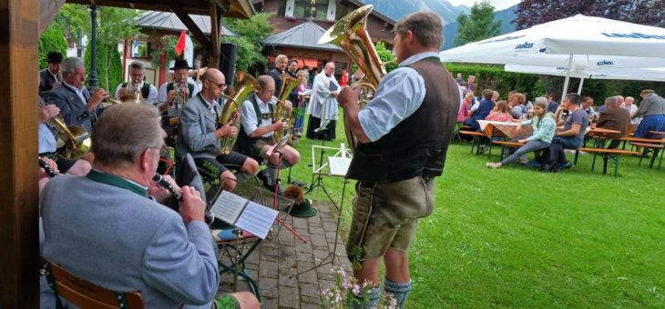 Vom Gummistiefel-Weitwerfen bis zur kirchlichen Segnung: So war unser Sommerfest im Hotel Der Alpenhof!
