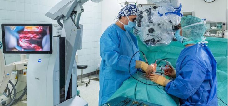 Neues Operationsmikroskop kommt in der Neurochirurgischen Klinik am Klinikum Karlsruhe zum Einsatz
