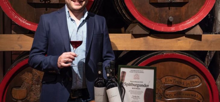 Weinküfer Tassilo Viel vom Winzerkeller Hex vom Dasenstein belegt den ersten Platz in der Kategorie holzfassgeprägter Rotwein beim Spätburgunderwettbewerb der Weinbruderschaft Baden-Württemberg