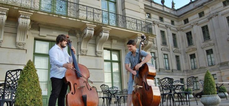 50 Kontrabasse bringen Ludwigslust zum Klingen