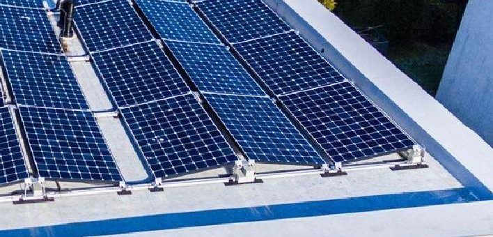 Reinigung von Solaranlagen auf Flachdächern