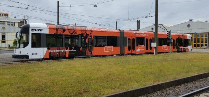 Dresdner Philharmonie to go – die neue Straßenbahn fährt seit heute durch Dresden
