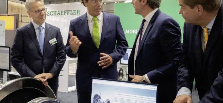 Andreas Scheuer, Bundesminister für Verkehr und digitale Infrastruktur, besucht Schaeffler auf der InnoTrans
