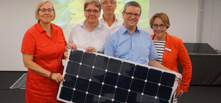 Stecker rein und fertig – Veranstaltung „Balkon-PV“ mit großem Zulauf