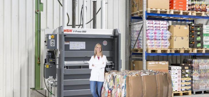 Vertikale Ballenpresse mit besonders breiter Einfüllöffnung