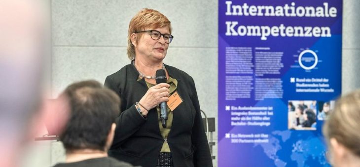 Praxisnah lehren, anwendungsorientiert forschen: Hochschule Bremen informiert über Karriereweg Fachhochschulprofessur