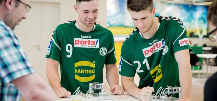 U20-Nationalspieler Max Staar und Lukas Kister informieren sich im NAZHA