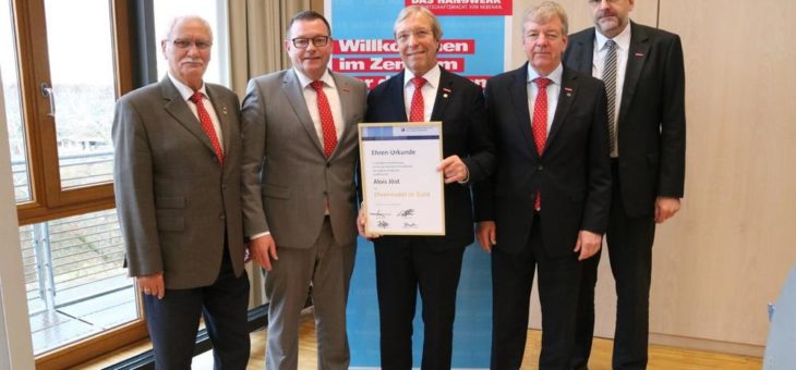 Goldene Ehrennadel der Handwerkskammer für Kammerpräsident Alois Jöst