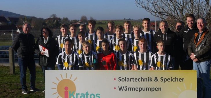 „SG iKratos“ – die B-Jugend der Spielgemeinschaft Graefenberg/Weingarts bedankt sich beim Sponsor fuer die neuen Trikots