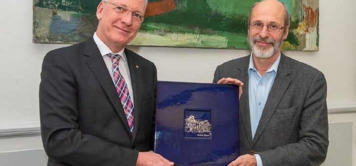 Aufsichtsratsvorsitzender Bürgermeister Klaus Stapf verabschiedet Prof. Dr. Hans-Jürgen Hennes am Städtischen Klinikum Karlsruhe