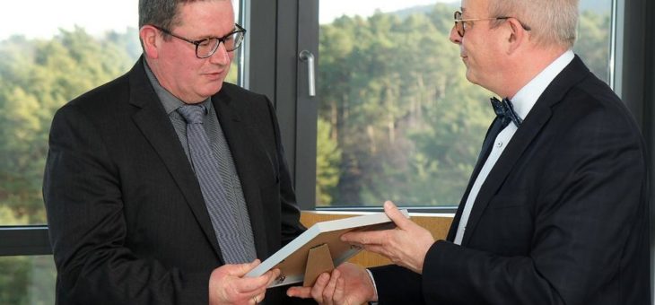 Physikprofessor Henning Fouckhardt mit Lehrpreis der TU Kaiserslautern ausgezeichnet