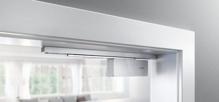 Mehr Begehkomfort und ein ganz neues Türgefühl: Die Türdämpfung GEZE ActiveStop nun auch als aufliegende Variante