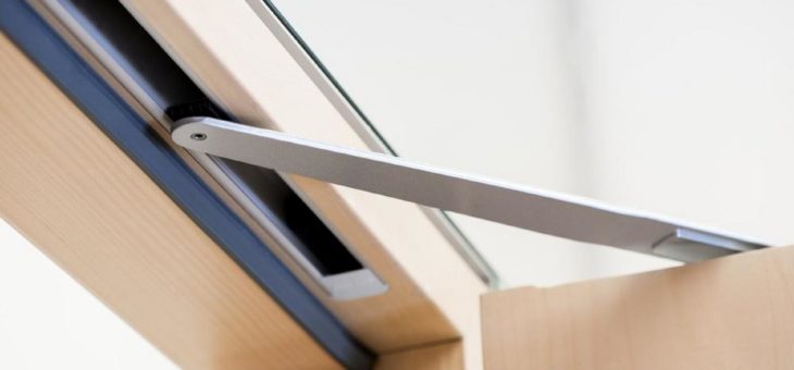 Freilauftürschließer in Feststellanlagen