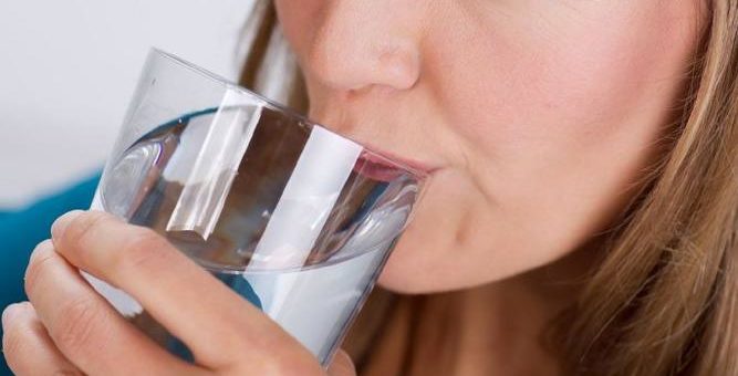 Acht Tipps, wie Mineral- und Heilwasser beim Abnehmen und Fasten helfen
