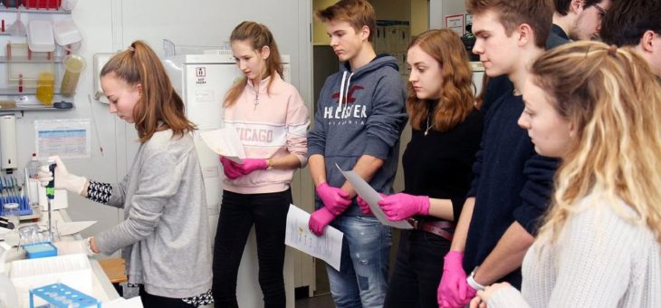 Erfolgreiche rheinland-pfälzische Schüler/innen der 30. Internationalen Biologie-Olympiade experimentieren an der TU Kaiserslautern