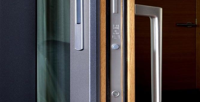 Elegante Feinstruktur bei Aluminium-Holz-Fenstern