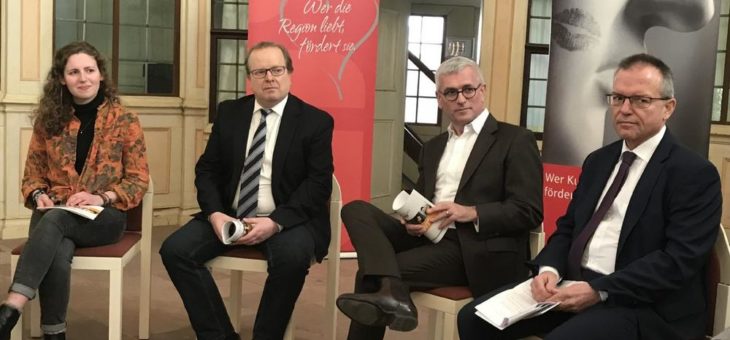 Taunus Sparkasse und Sparkassen-Kulturstiftung Hessen-Thüringen fördern freiwilliges Engagement einer jungen Erwachsenen bei Bad Homburger Schlosskonzerten