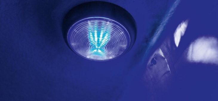 Neue LED-Innenbeleuchtung in der Farbe blau in Böckmann Pferdeanhängern