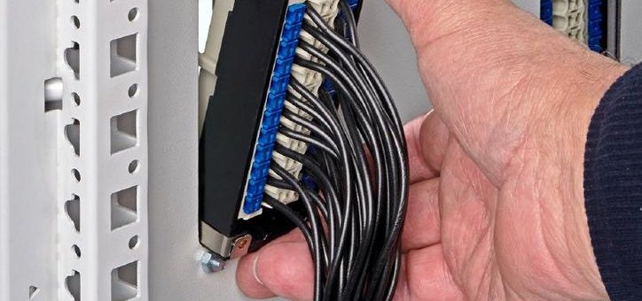 Erste Han® Metallgehäuse für die rückwärtige Montage im Schaltschrank