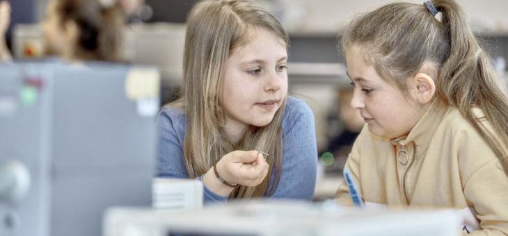Eine elektronische Biene für mehr Nachhaltigkeit – Rablinghauser Grundschüler bauen einen Roboter für den Schulgarten