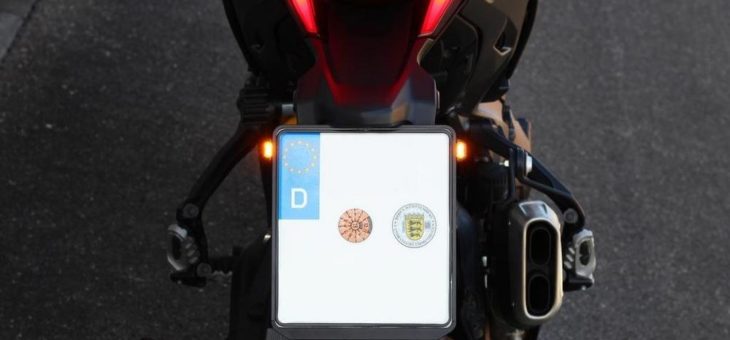 Motorrad: Universaler Kennzeichenrahmen