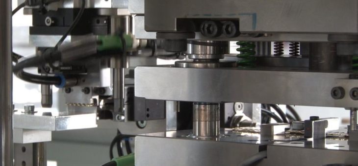 Effiziente Herstellung von Kunststoff-Metall-Hybriden auf Drehteller-Spritzgießmaschinen