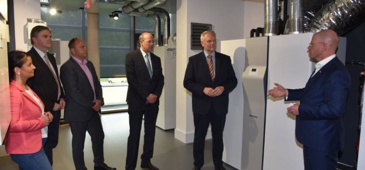 Landesminister Björn Thümler besucht STIEBEL ELTRON