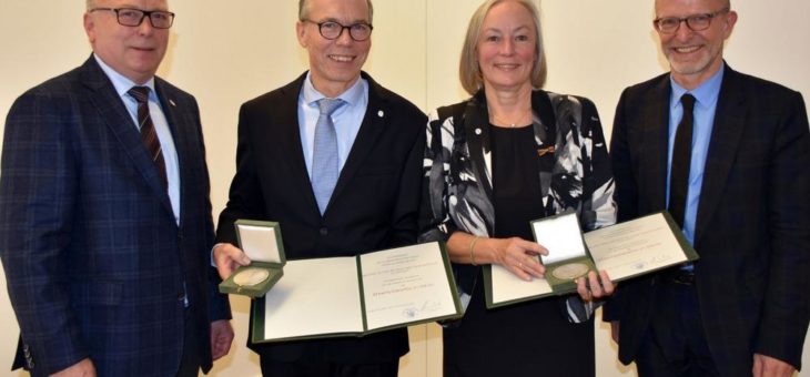 Doppelte Auszeichnung: Prof. Dr. Dr. med. René Gottschalk und Prof. Dr. med. Ursel Heudorf erhalten Ehrenplakette in Silber der Landesärztekammer Hessen