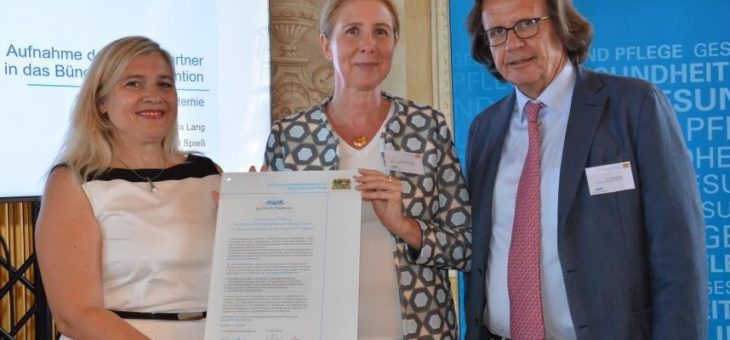 Gesundheits- und Pflegeministerin Melanie Huml würdigt das Gesundheits-Engagement in Bayern