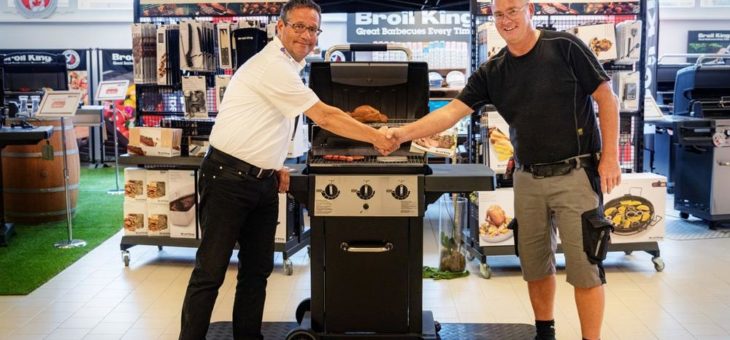 Begeisterter Barbecue-Fan freut sich über den Luxus-Grill