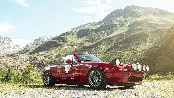 Erster Weltrekord für Pirelli Collezione mit dem P Zero Asimmetrico an einem Mazda MX-5