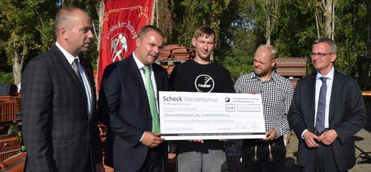 Jungmeister Daniel Kusmiercyk und Tino Blättermann sind erste Meisterbonusempfänger