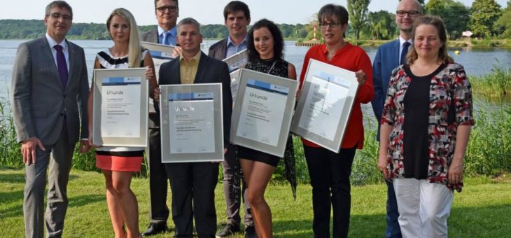 Geschafft: Zeugnisse für höchste berufliche Ausbildung im Handwerk übergeben