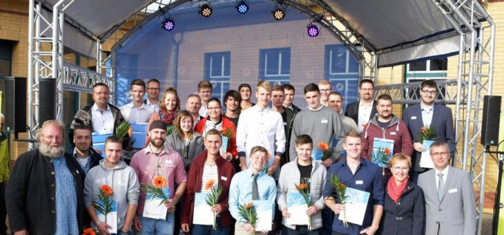 Auslandspraktikum: Auszubildende im Handwerk erhalten vom Europaminister Stefan Ludwig ihren Europass Mobilität