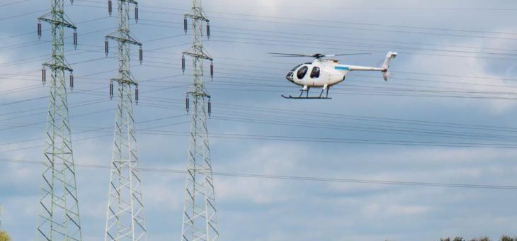 Helikopter befliegt 110-kV-Freileitungen