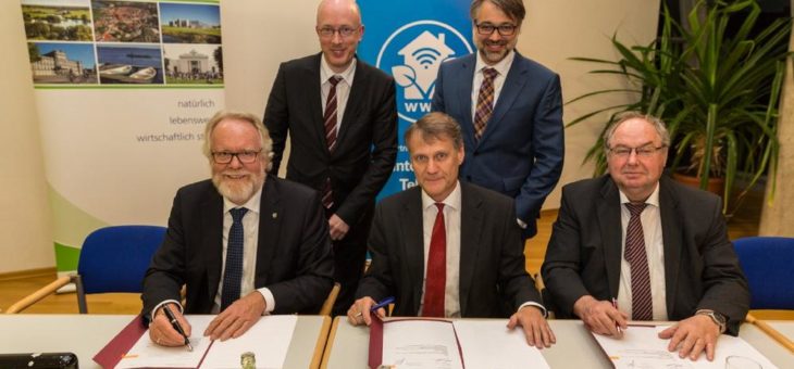 Landkreis Ludwigslust-Parchim und WEMACOM unterzeichnen Vertrag zum Breitbandausbau