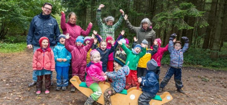 Waldkinder feiern Holzwippe