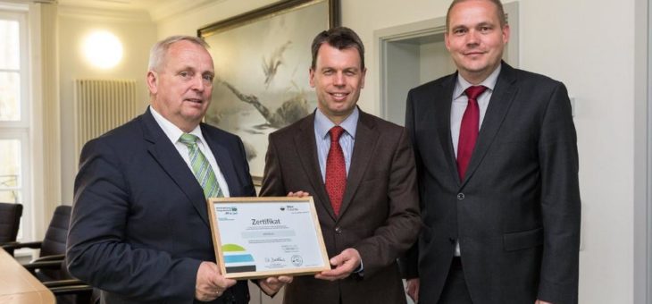 Umweltminister überreicht 500 MoorFutures-Zertifikate