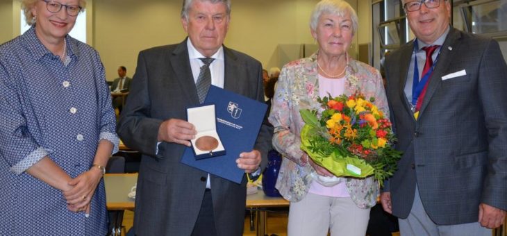 Ehrung für Dr. med. Wolfgang Merseburg mit der Ehrenplakette der Landesärztekammer Hessen