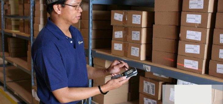 Statt mit Zettel und Stift gelingt die Inventur mit einfachem Barcodescanning