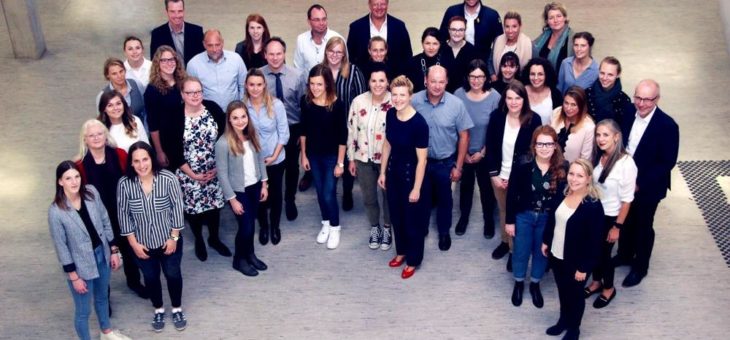 20 junge Frauen starten mit ihren Mentorinnen und Mentoren ins KarMen-Jahr