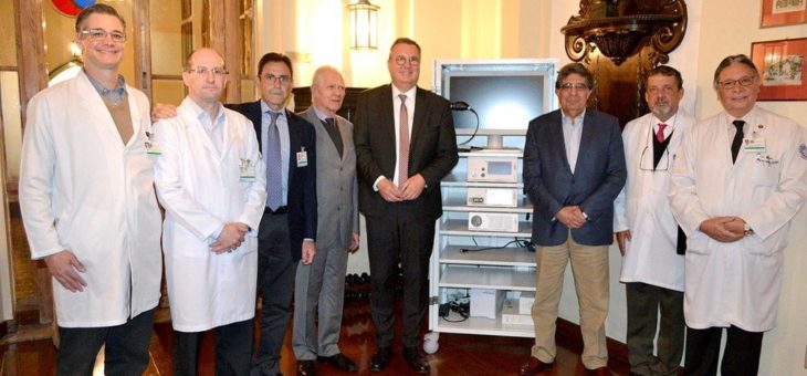 Richard Wolf und E. Tamussino erhalten eine Ehrung für die Spende an das Krankenhaus Santa Casa de Misericordia in Sao Paulo, Brasilien